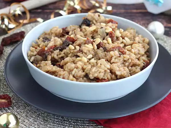 Przepis Wegetariańskie risotto z suszonymi pomidorami i pieczarkami