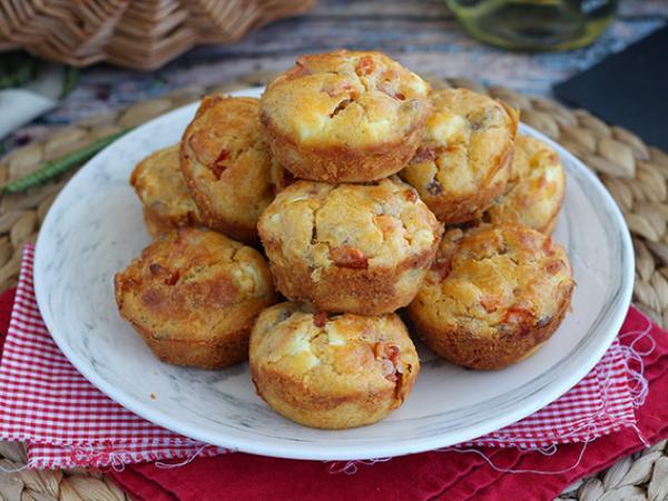Przepis Muffiny z tuńczykiem, pomidorami i fetą