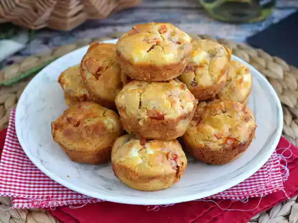 Przepis Muffiny z tuńczykiem, pomidorami i fetą
