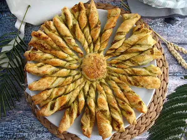 Przepis Ciasto francuskie z pesto - przepis na chrupiące słońce