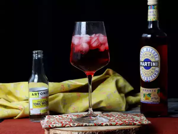 Przepis Bezalkoholowe martini tonic – świeży, owocowy koktajl!