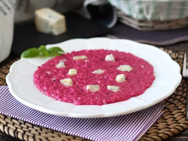 Przepis Risotto z burakami i gorgonzolą: eksplozja kolorów i intensywnych smaków