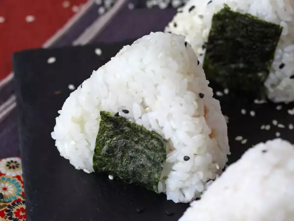 Przepis Onigiri z tuńczykiem - japońska trójkątna kanapka ryżowa - おにぎり