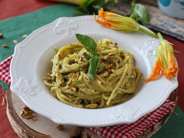 Przepis Makaron z kwiatami cukinii, ricottą i pistacjami