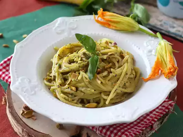 Przepis Makaron z kwiatami cukinii, ricottą i pistacjami