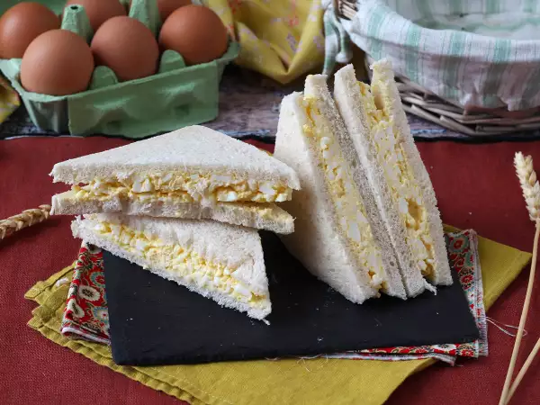 Przepis Tamago sando: słynna japońska kanapka z jajkiem w konbini!