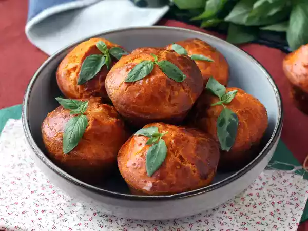 Przepis Muffiny pomidorowe z sercem z mozzarelli