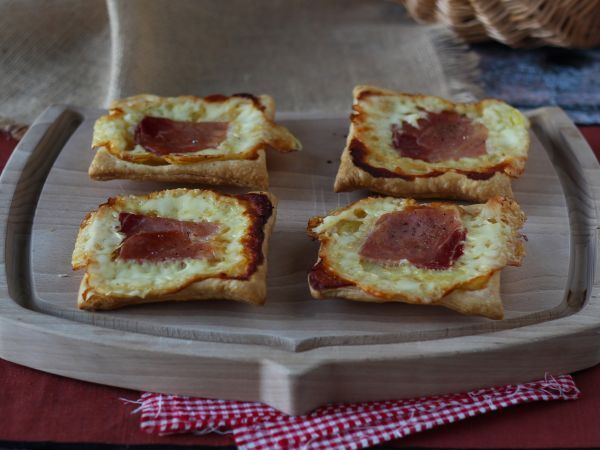 Przepis Małe tarty tatin o smaku raclette w pojedynczych porcjach