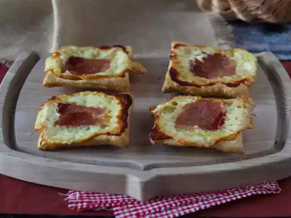 Przepis Małe tarty tatin o smaku raclette w pojedynczych porcjach