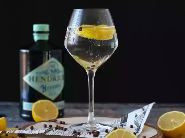 Przepis Gin z tonikiem, niezbędny koktajl na aperitif!