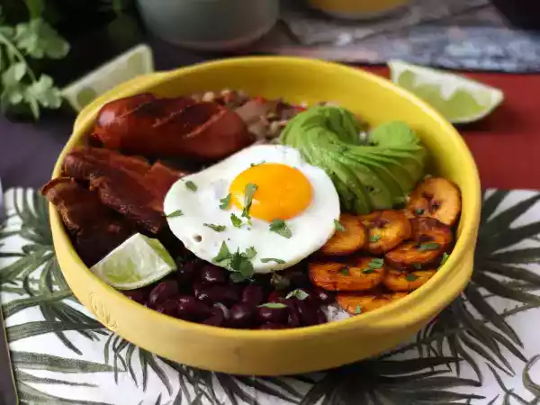 Przepis Bandeja paisa, kolumbijskie danie pełne smaków i tradycji
