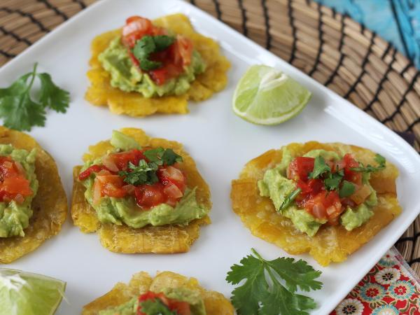 Przepis Patacones, kolumbijskie tosty z babki lancetowatej z guacamole i pomidorami