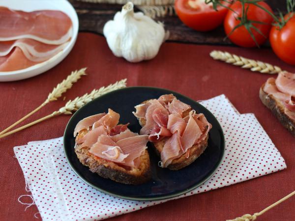 Przepis Kanapki z pomidorem i szynką serrano