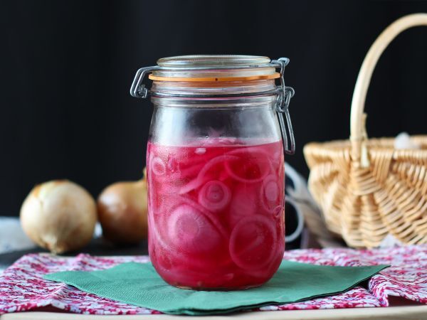 Przepis Pikle z czerwonej cebuli, idealne do wzbogacenia dań!