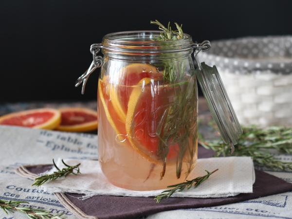 Przepis Woda aromatyzowana grejpfrutem i rozmarynem: napój detoksykujący bez dodatku cukru