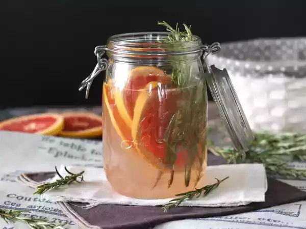 Przepis Woda aromatyzowana grejpfrutem i rozmarynem: napój detoksykujący bez dodatku cukru