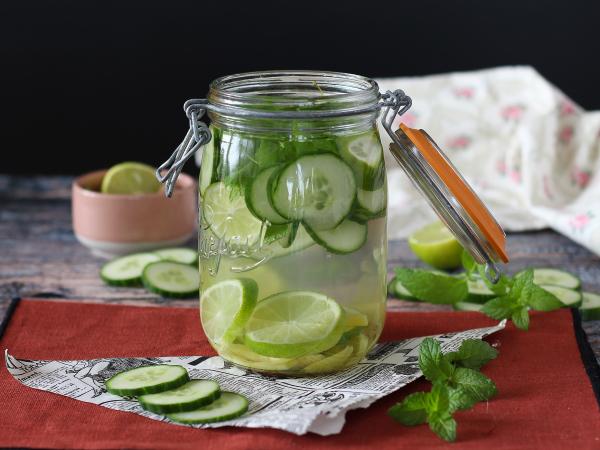 Przepis Woda aromatyzowana ogórkiem, limonką, miętą i imbirem