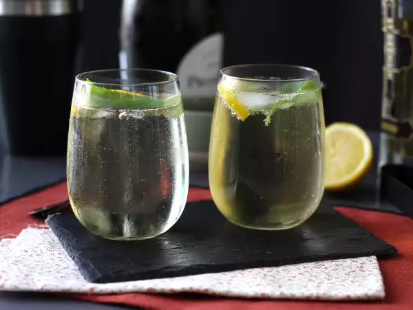 Przepis Spritz st-germain z likierem z kwiatu czarnego bzu - orzeźwiający koktajl na lato