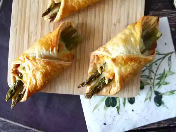 Przepis Ciastka ze szparagami, szynką i serem topionym