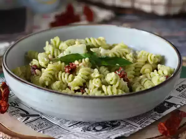 Przepis Makaron na zimno z pesto z cukinii, mozzarellą bawolej i suszonymi pomidorami