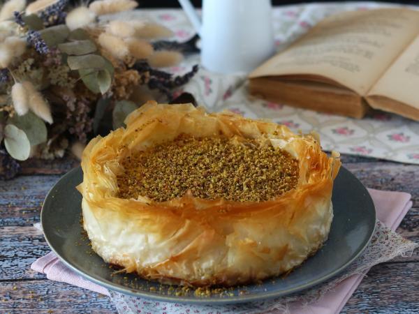 Przepis Sernik w stylu baklavy z pistacjami, chrupiący i rozpływający się w ustach