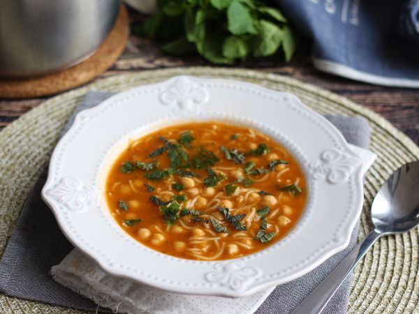 Przepis Wegetariańska zupa chorba - aromatyczna i pyszna zupa!