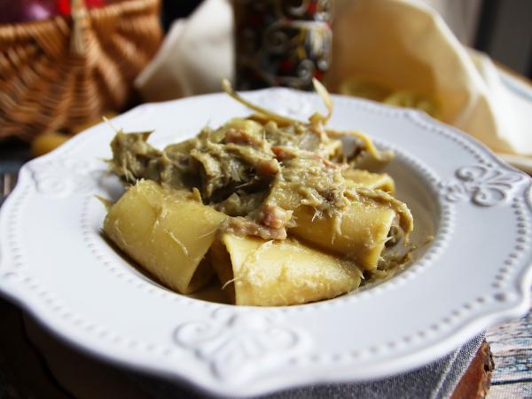Przepis Makaron z karczochami i boczkiem - smaczne i łatwe w przygotowaniu pierwsze danie