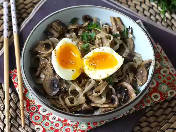 Przepis Makaron ryżowy z grzybami i jajkiem na miękko!