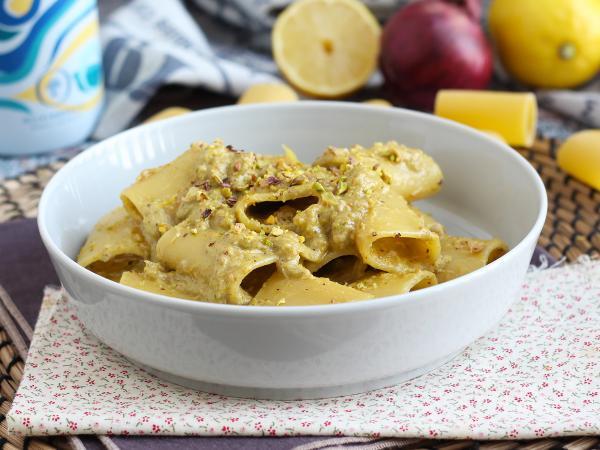 Przepis Makaron z tuńczykiem, pistacjami i cytryną