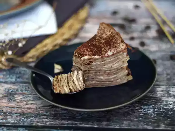 Przepis Tort naleśnikowy w stylu tiramisu z kawą i kakao