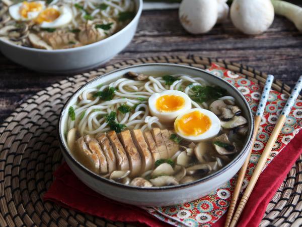 Przepis Ramen z kurczakiem: prosta wersja tego kultowego azjatyckiego dania!