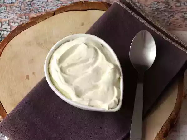 Przepis Waniliowa bita śmietana, idealna polewa do ciast i tortów!