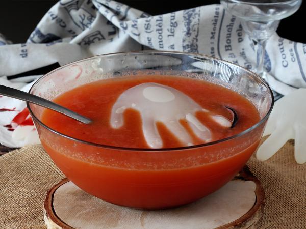 Przepis Halloweenowy koktajl z ręką w kształcie kostki lodu - łatwy przepis!