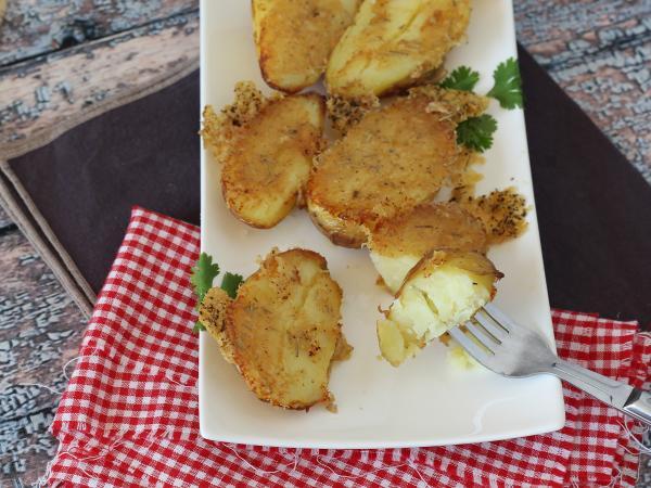 Przepis Ziemniaki z parmezanem, miękkie w środku i chrupiące na zewnątrz!