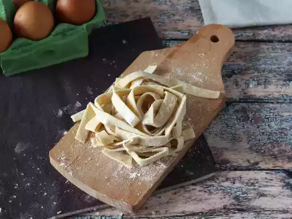 Przepis Domowe tagliatelle, procedura wyjaśniona krok po kroku