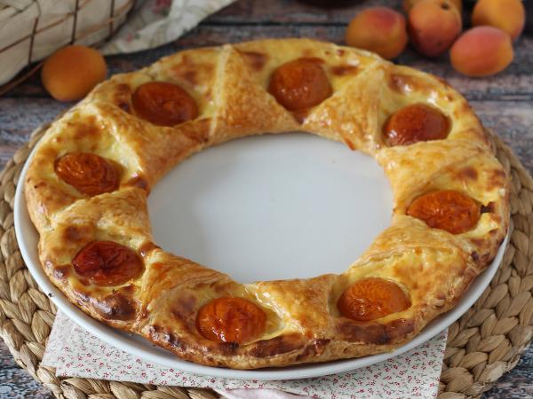 Przepis Tarta oranaise - ciasto francuskie, krem budyniowy i morele