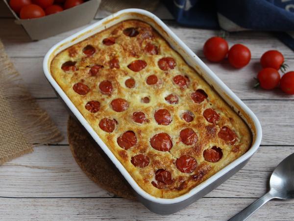 Przepis Pikantne clafoutis z pomidorkami koktajlowymi i tuńczykiem