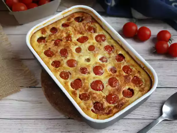 Przepis Pikantne clafoutis z pomidorkami koktajlowymi i tuńczykiem