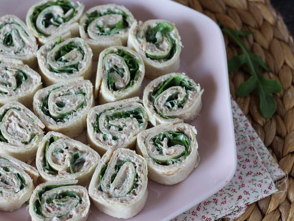 Przepis Ruloniki aperitif z tortillą, tuńczykiem i serem śmietankowym
