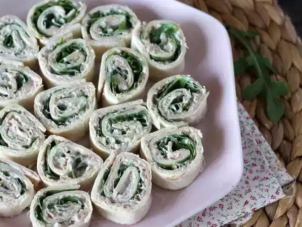 Przepis Ruloniki aperitif z tortillą, tuńczykiem i serem śmietankowym