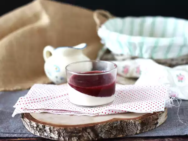 Przepis Panna cotta z sosem jagodowym