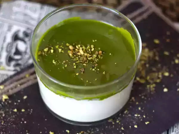 Przepis Panna cotta pistacjowa - łatwy przepis, który wszyscy uwielbiają!