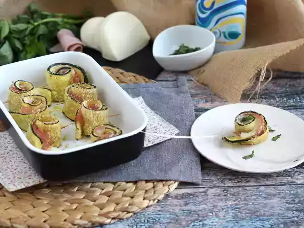 Przepis Roladki z cukinii zapiekane z szynką i serem scamorza