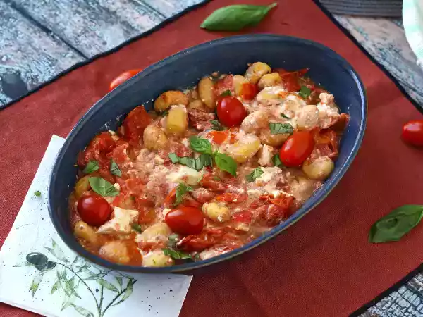 Przepis Pieczone gnocchi z fetą z airfryer, super szybkie danie z pomidorkami koktajlowymi i fetą!