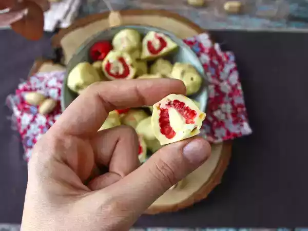 Przepis Franui z pistacjami, pysznymi malinami w panierce, rozpływające się i chrupiące