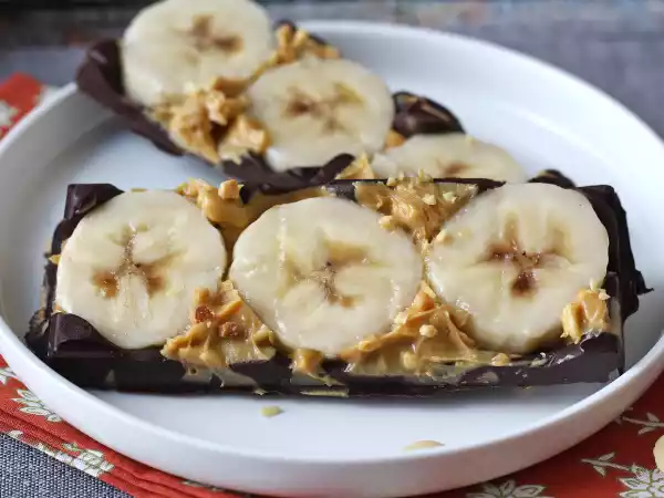 Przepis Mini batoniki z bananami, masłem orzechowym i czekoladą, bardzo smaczne, bez dodatku cukru.