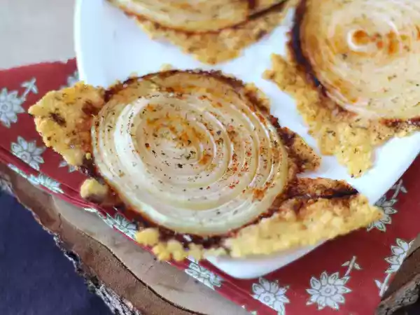 Przepis Super chrupiące domowe chipsy z cebuli i parmezanu