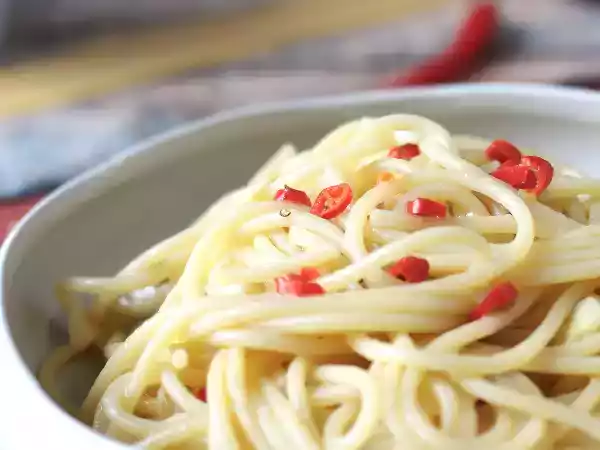 Przepis Spaghetti aglio, olio e peperoncino: włoska tradycja na ostatnią chwilę