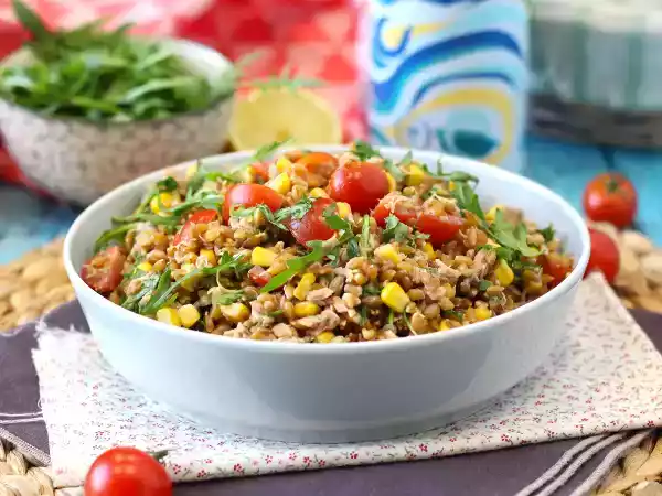 Przepis Sałatka z orkiszu i tuńczyka: lekka, smaczna i idealna na cały rok