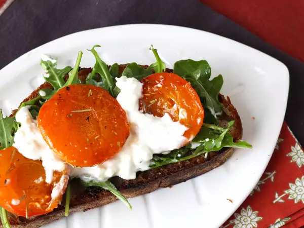 Przepis Pieczone morele, rukola i burrata na grzance